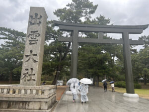 雨の日の出雲大社の二の鳥居