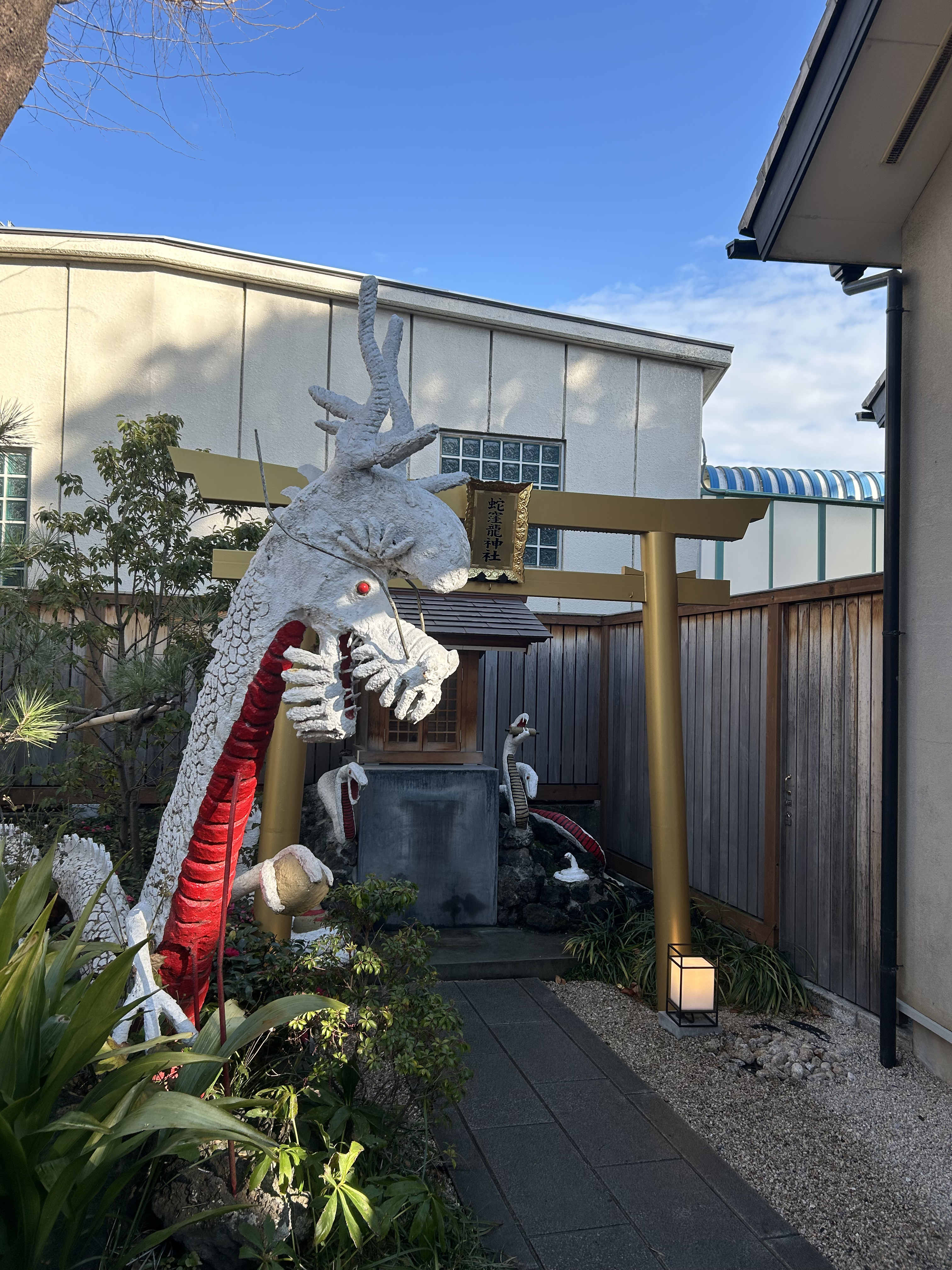 蛇窪神社の金の鳥居と龍神と白蛇の像
