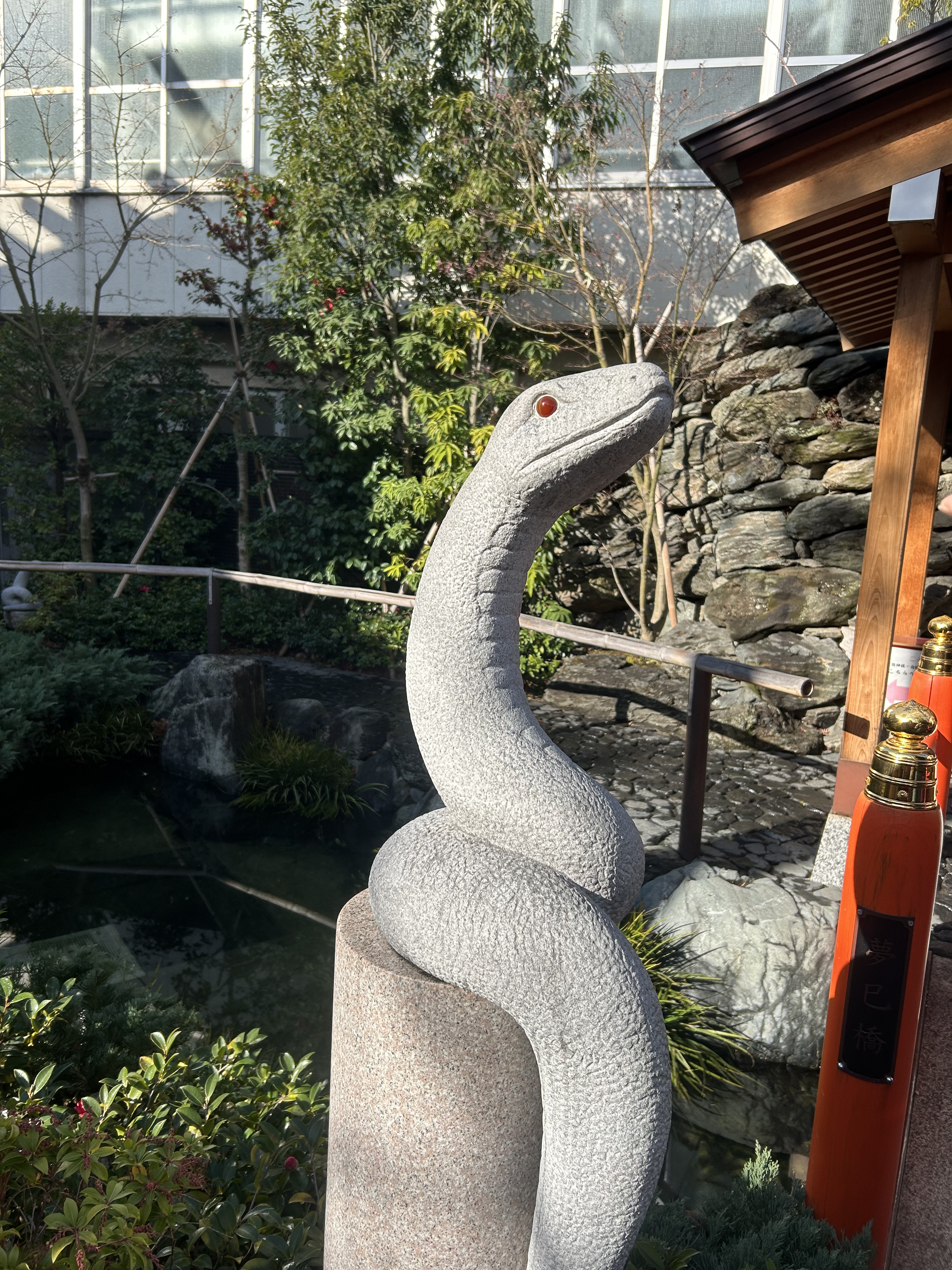 蛇窪神社境内の蛇の像