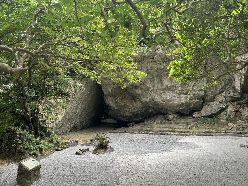 斎場御嶽のシンボル・三庫理（さんぐーい）の三角形の岩と光
