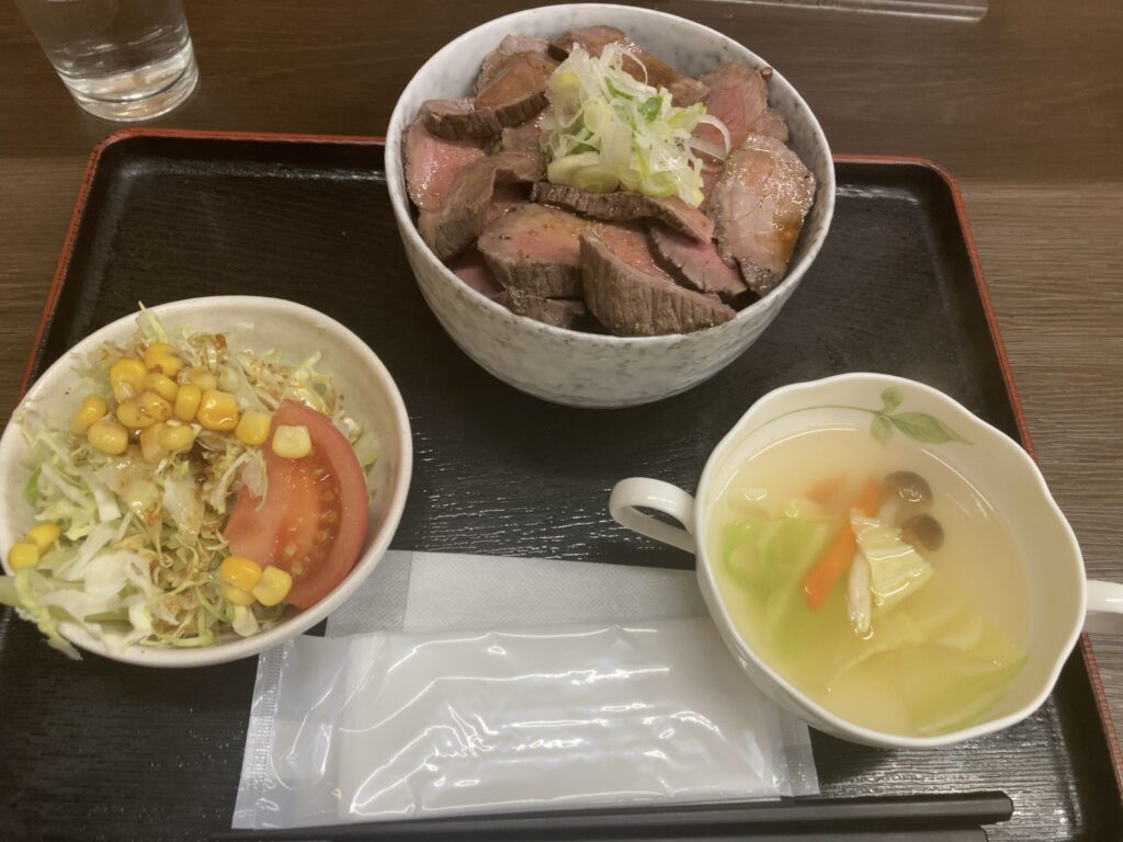 ホテルスターらんど　ローストビーフ丼　ディナー　夜ご飯